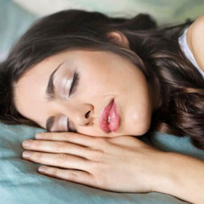 عوارض خوابیدن با آرایش